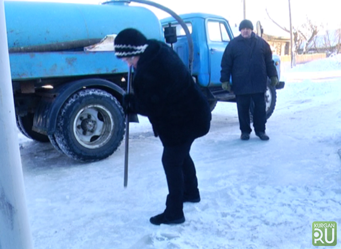 Потоп в Глинках. Жителей микрорайона регулярно заливает ледяной водой |  02.02.2017 | Курган - БезФормата