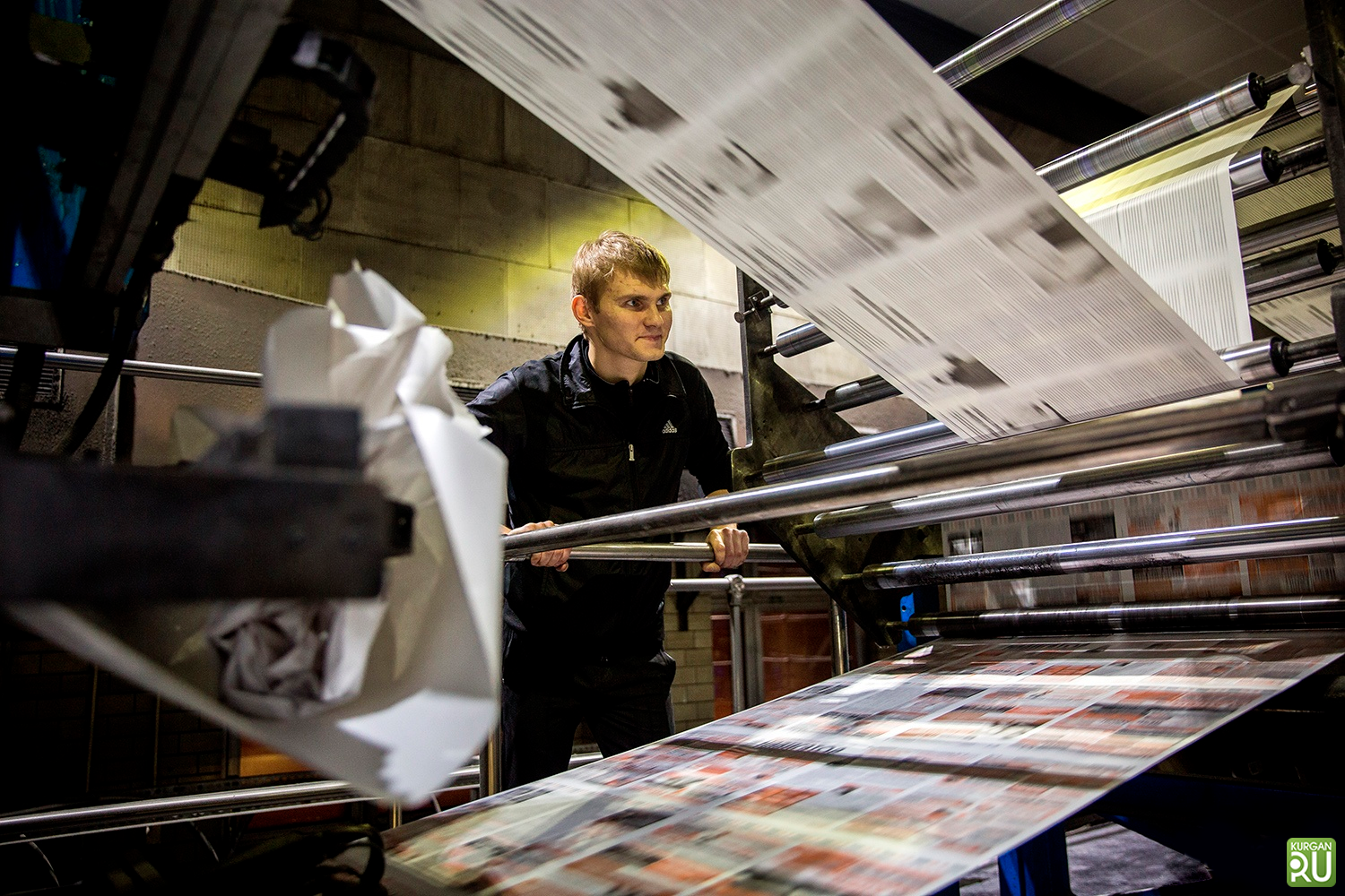 Печатница. Печать газеты в типографии. Газетная типография. Печатный станок для газет. Производство газет.