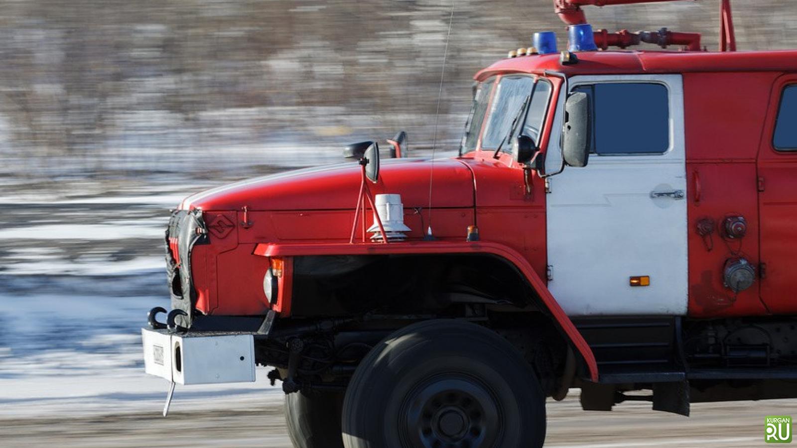 Посадка пожарных в автомобиль. Пожарная машина Урал мигалки. Пожарный автомобиль проблесковый Маяк. Пожарная машина зима. Пожарные едут.