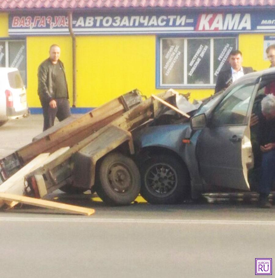 В Кургане в ДТП с отпавшим прицепом пострадали три человека