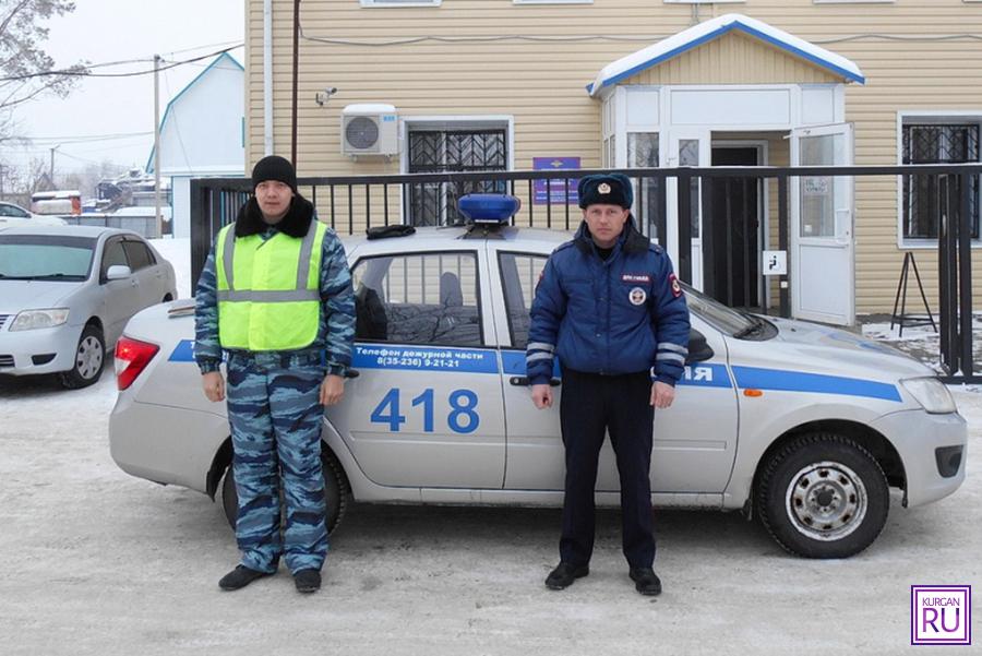 Инспекторы ДПС, которые пришли на помощь водителю, попавшему в беду/Фото пресс-службы УМВД России по Курганской области.