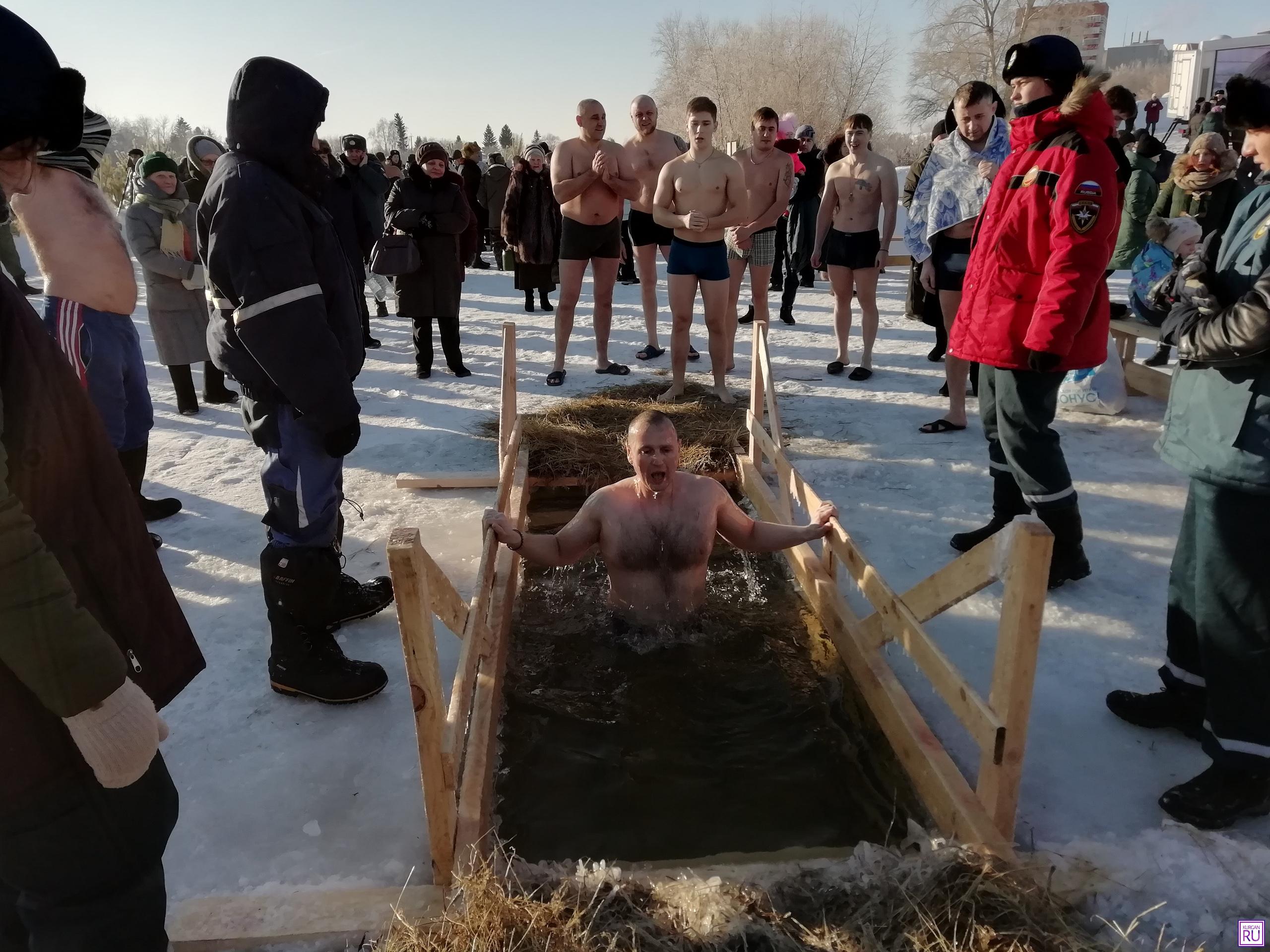 Какого числа крещение. Крещение Руси прорубь. Крещенские купания. Крещенское купание в проруби. Купание на крещение 2020.