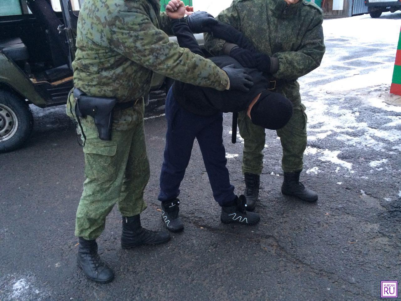 Правонарушения государственной границы. Задержание нарушителя. Задержание нарушителя границы. Пограничники задерживают нарушителей.