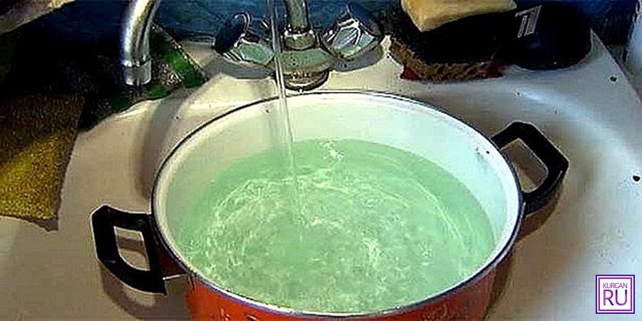 Сделайте запас воды. Зеленое ведро с водой. Вода в кастрюле из под крана. Запастись водой. Холодная вода зеленеет.