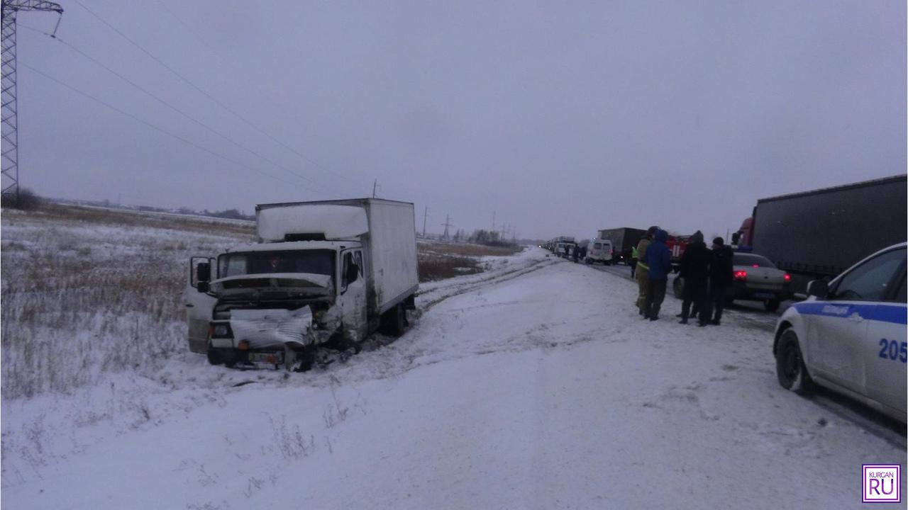 Машина с детьми и беременной женщиной попала в ДТП | 20.12.2019 | Курган -  БезФормата