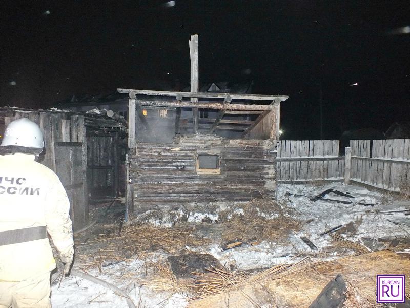 Огонь произошел в бане, где полицейские нашли пострадавшего/Фото предоставлено пресс-службой УМВД России по Курганской области