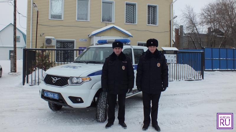 После спасения пожилого мужчины полицейские продолжили патрулирование улиц/Фото предоставлено пресс-службой УМВД России по Курганской области