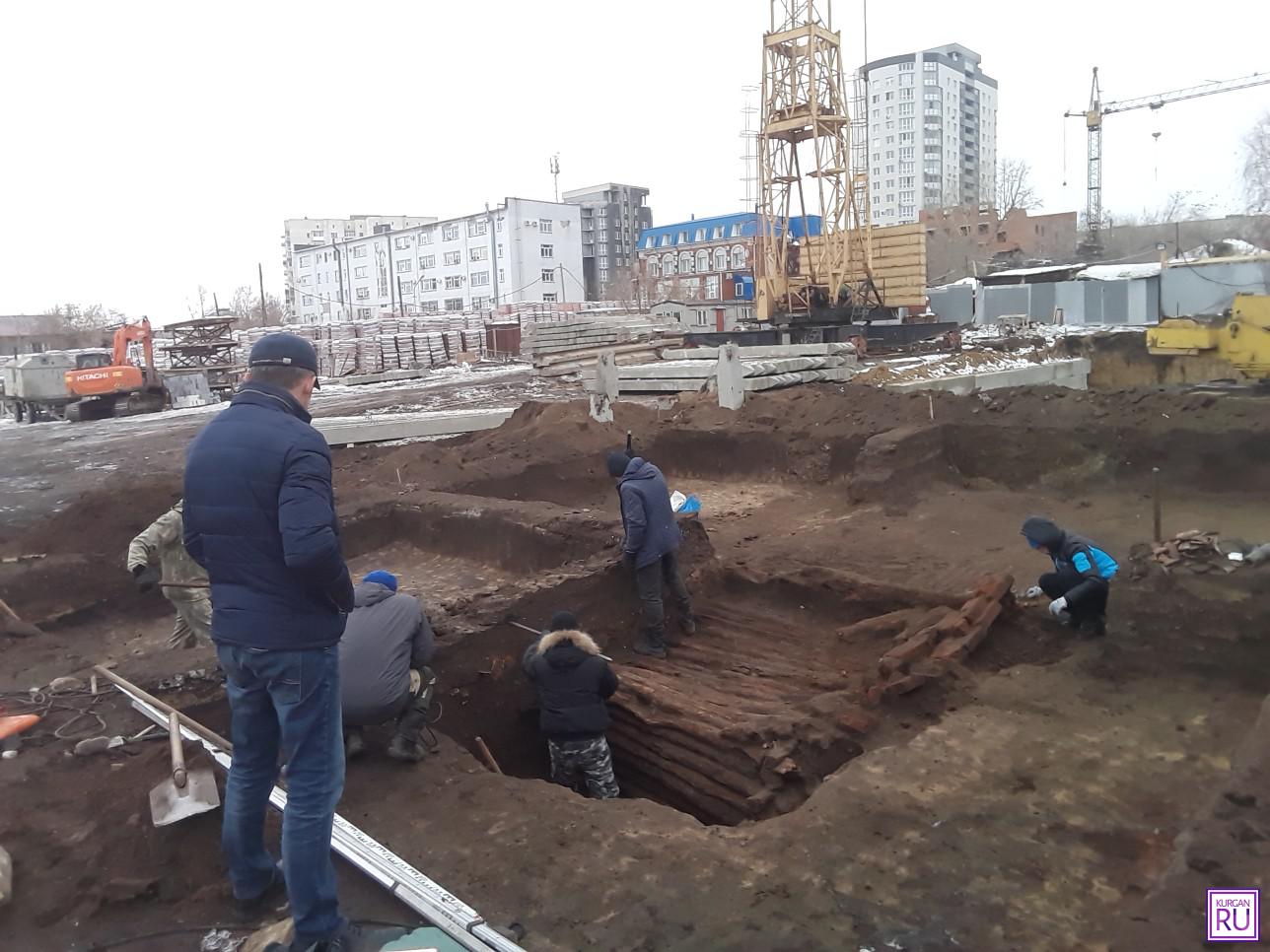 В центре Кургана на месте будущей многоэтажки археологи нашли старинный  погреб | 03.03.2020 | Курган - БезФормата