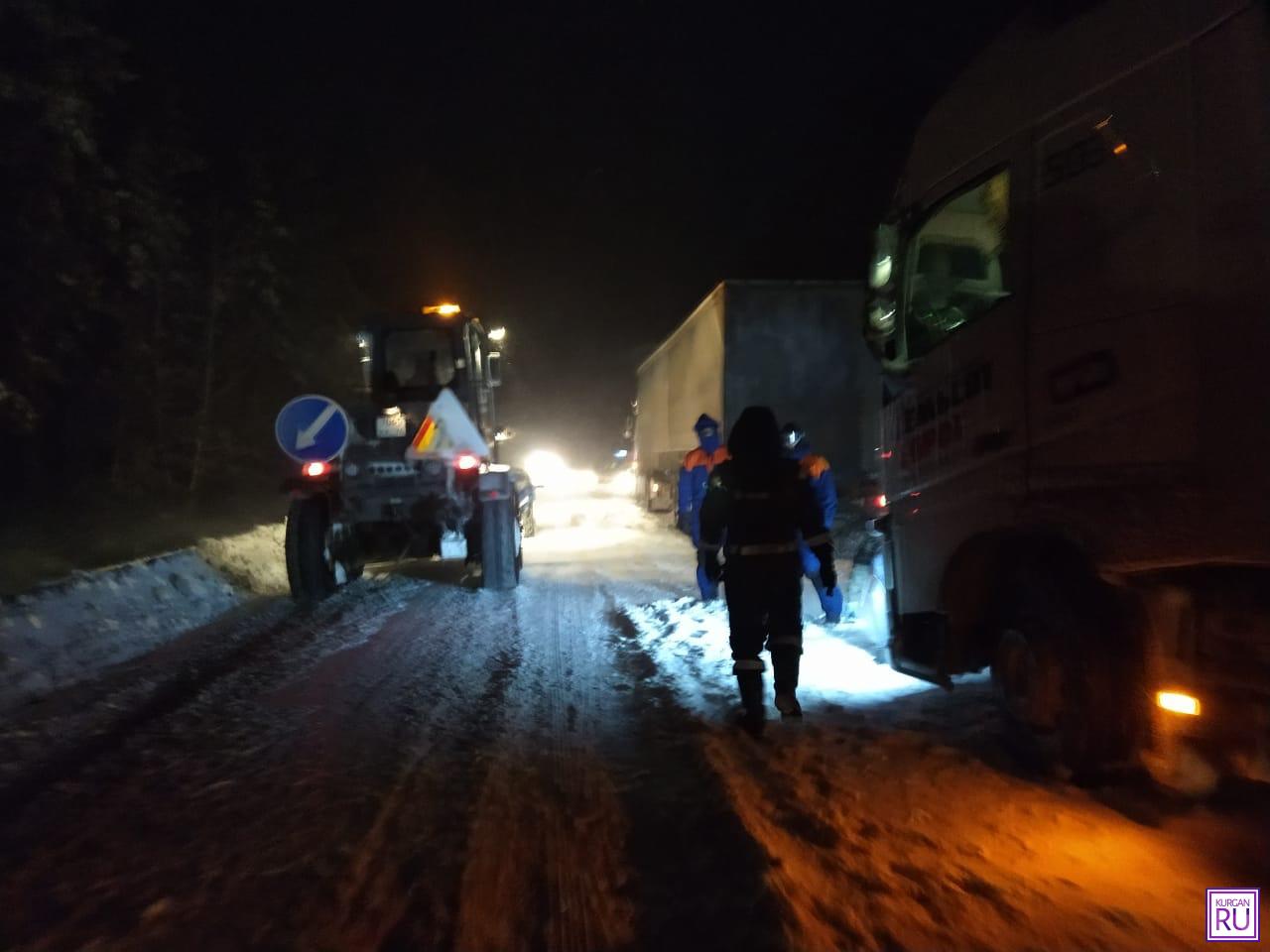 На трассе в снежной ловушке оказались около 100 человек. На помощь  оказавшимся в заторе пришел спецназ МЧС