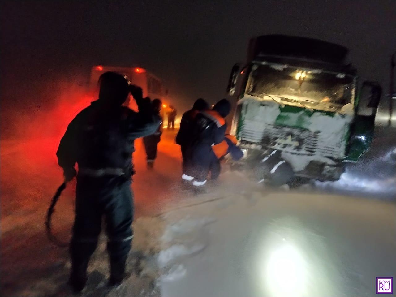 На трассе в снежной ловушке оказались около 100 человек. На помощь  оказавшимся в заторе пришел спецназ МЧС