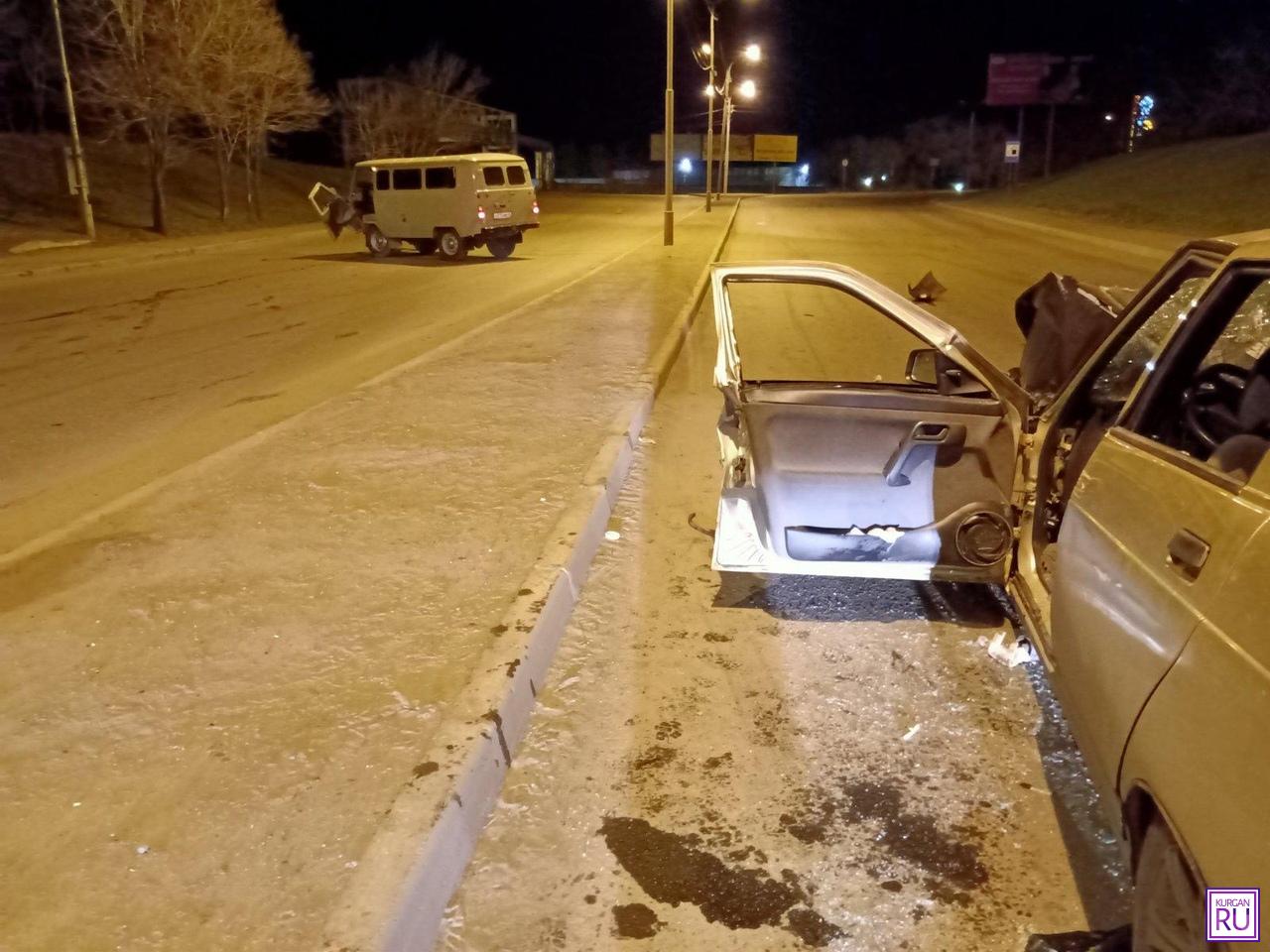 Машины в хлам, водители в больнице. В Кургане произошло серьезное ДТП |  23.04.2020 | Курган - БезФормата