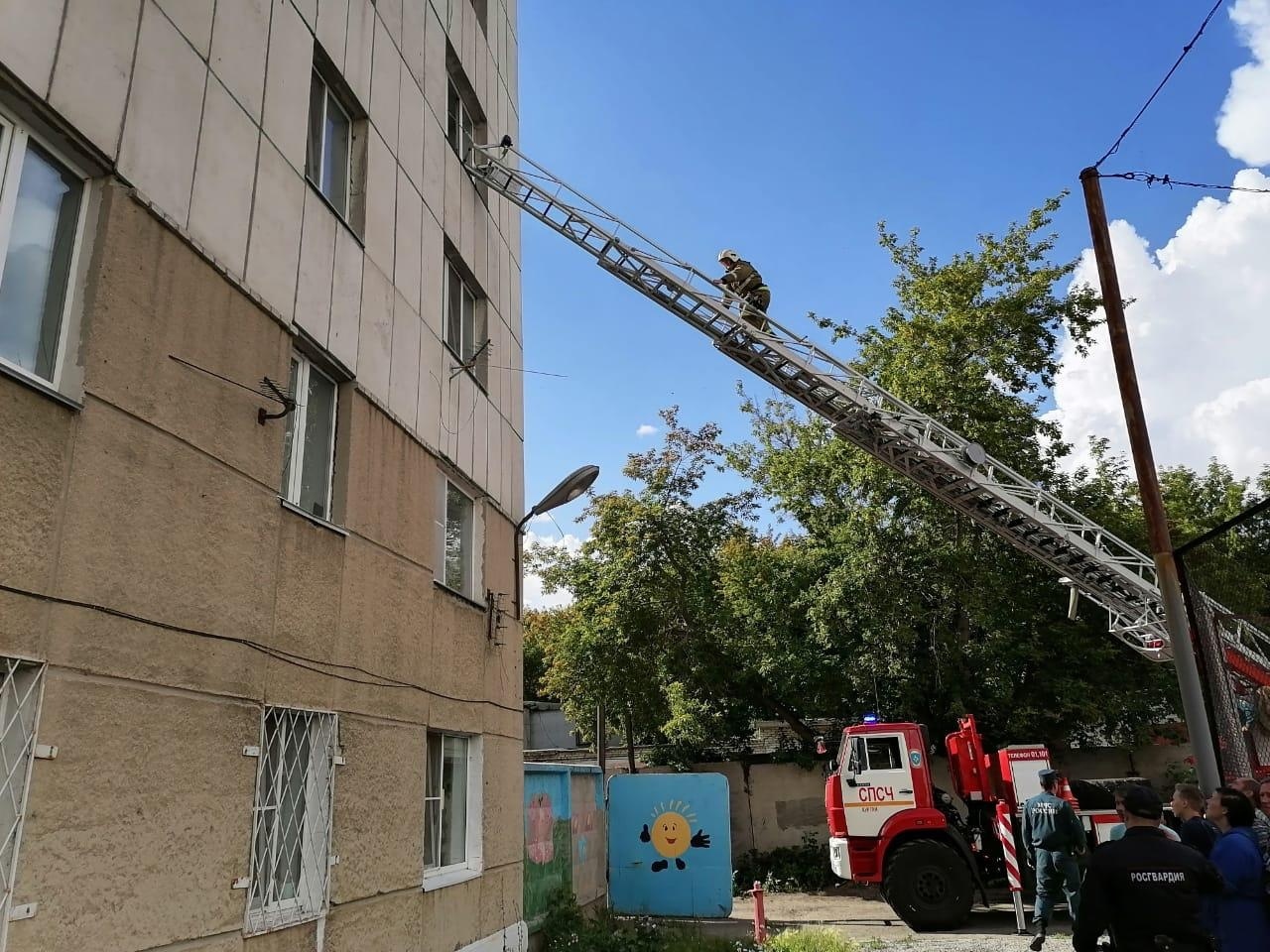 Одни дома: в Кургане младший из четверых детей выпал из окна | 04.07.2020 |  Курган - БезФормата