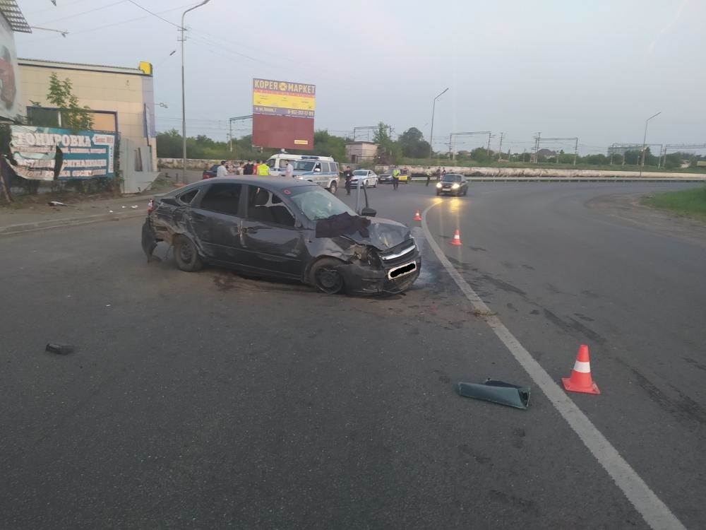 Стоковые фотографии по запросу Авария автомобиль дерево