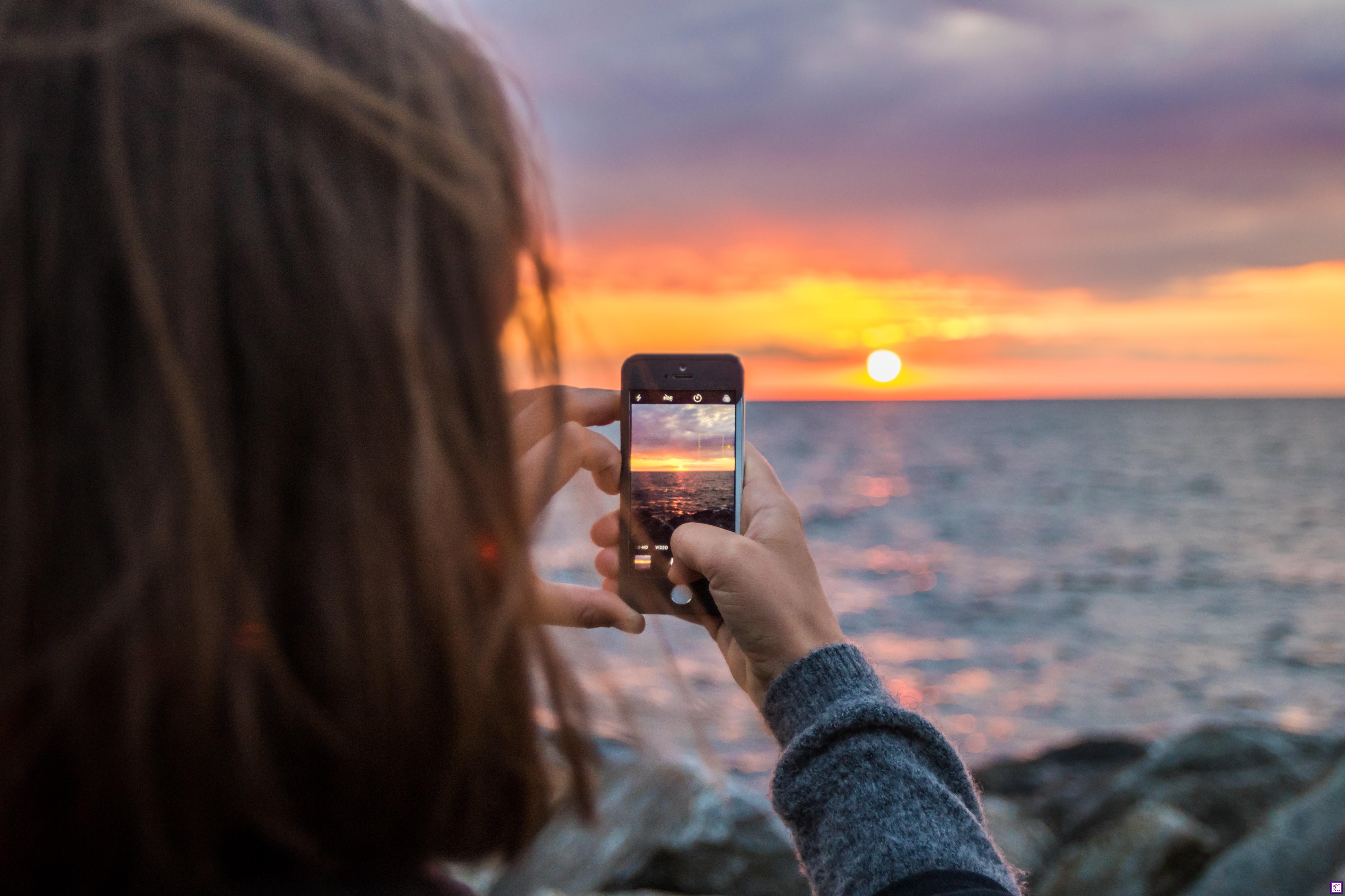 Жизнь в телефоне. Фотографирую закат. Девушка фотографирует закат. Девушка фотографирует море. Человек фотографирует море.