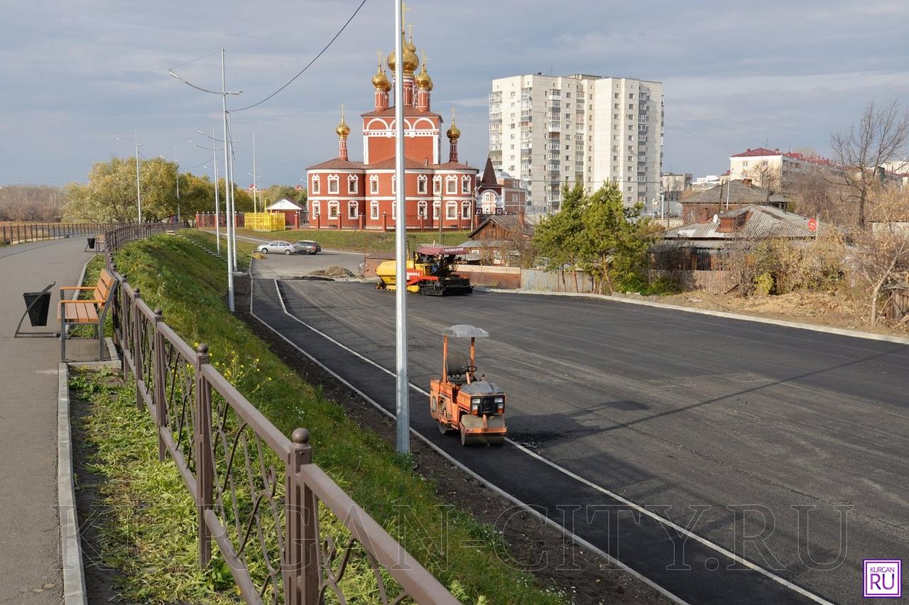 На курганской набережной укладывают желтую тротуарную плитку | 21.10.2020 |  Курган - БезФормата