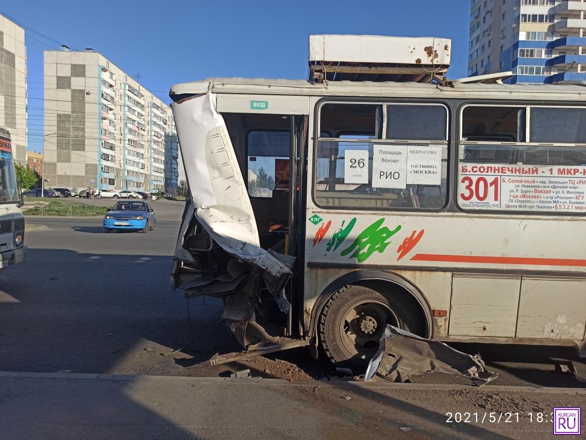 Уходя от удара, иномарка врезалась в автобус: стали известны детали ДТП на  проспекте Голикова | 24.05.2021 | Курган - БезФормата