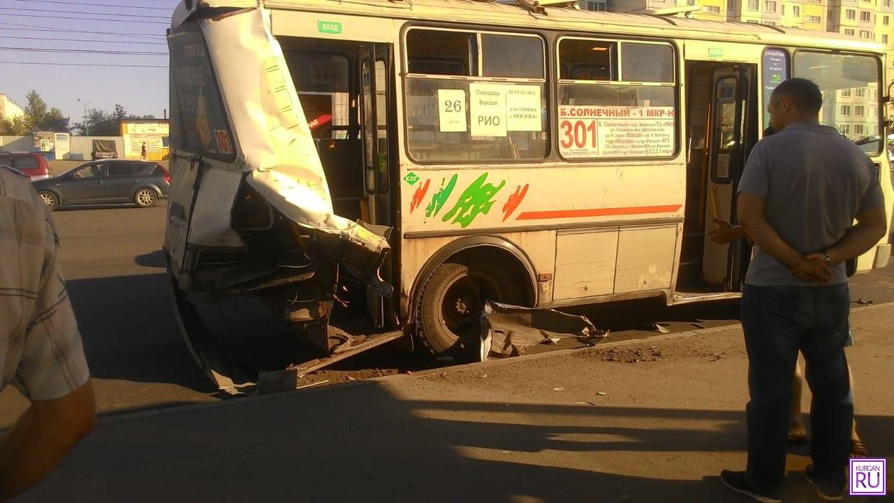 Уходя от удара, иномарка врезалась в автобус: стали известны детали ДТП на  проспекте Голикова