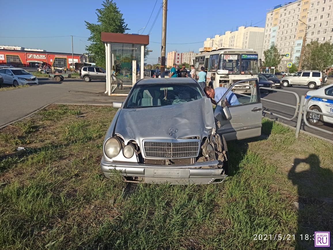 Уходя от удара, иномарка врезалась в автобус: стали известны детали ДТП на  проспекте Голикова | 24.05.2021 | Курган - БезФормата