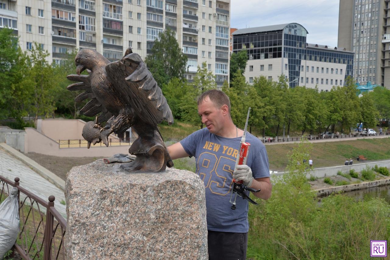 Первые орел. Орел в Кургане на набережной. Орлы на набережной Тобола в Кургане. Скульптура орла на набережной. Курганов Орел.