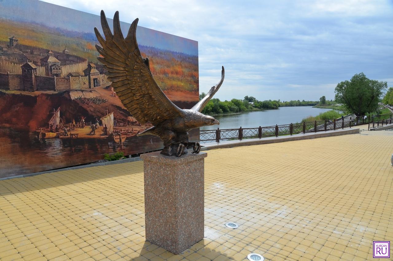 На берегу Тобола появились бронзовые орлы | 03.06.2021 | Курган - БезФормата