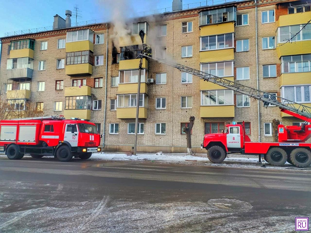 В Шадринске при пожаре в пятиэтажке спасены 8 человек, 13 эвакуированы |  11.12.2021 | Курган - БезФормата