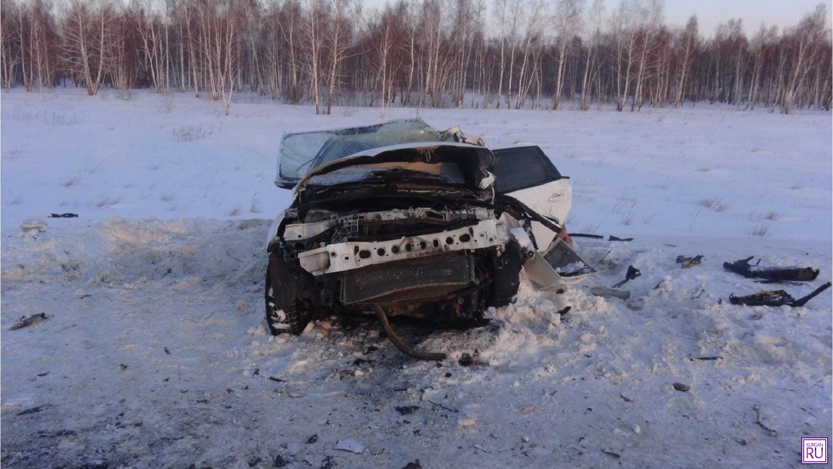 На трассе «Иртыш» легковушка столкнулась с фурой: мать погибла, ребенок в  больнице | 18.01.2022 | Курган - БезФормата