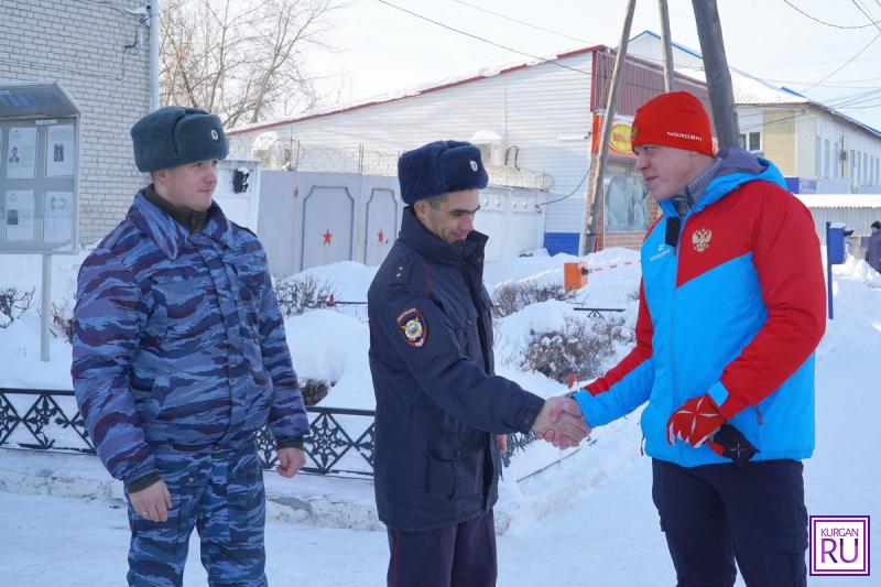 Молодой человек благодарит своих спасителей/Фото УМВД России по Курганской области
