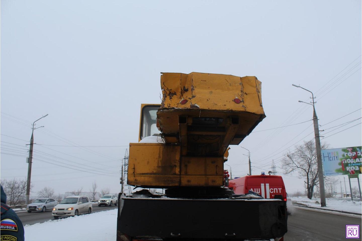 В Кургане автобус ПАЗ столкнулся с автокраном