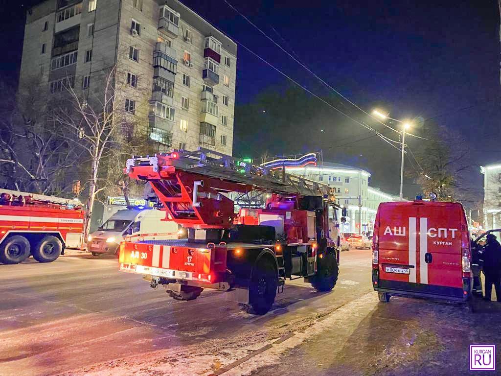 В центре Кургана произошел пожар в девятиэтажке: спасены 15 жильцов, еще 36  - эвакуированы | 17.02.2022 | Курган - БезФормата