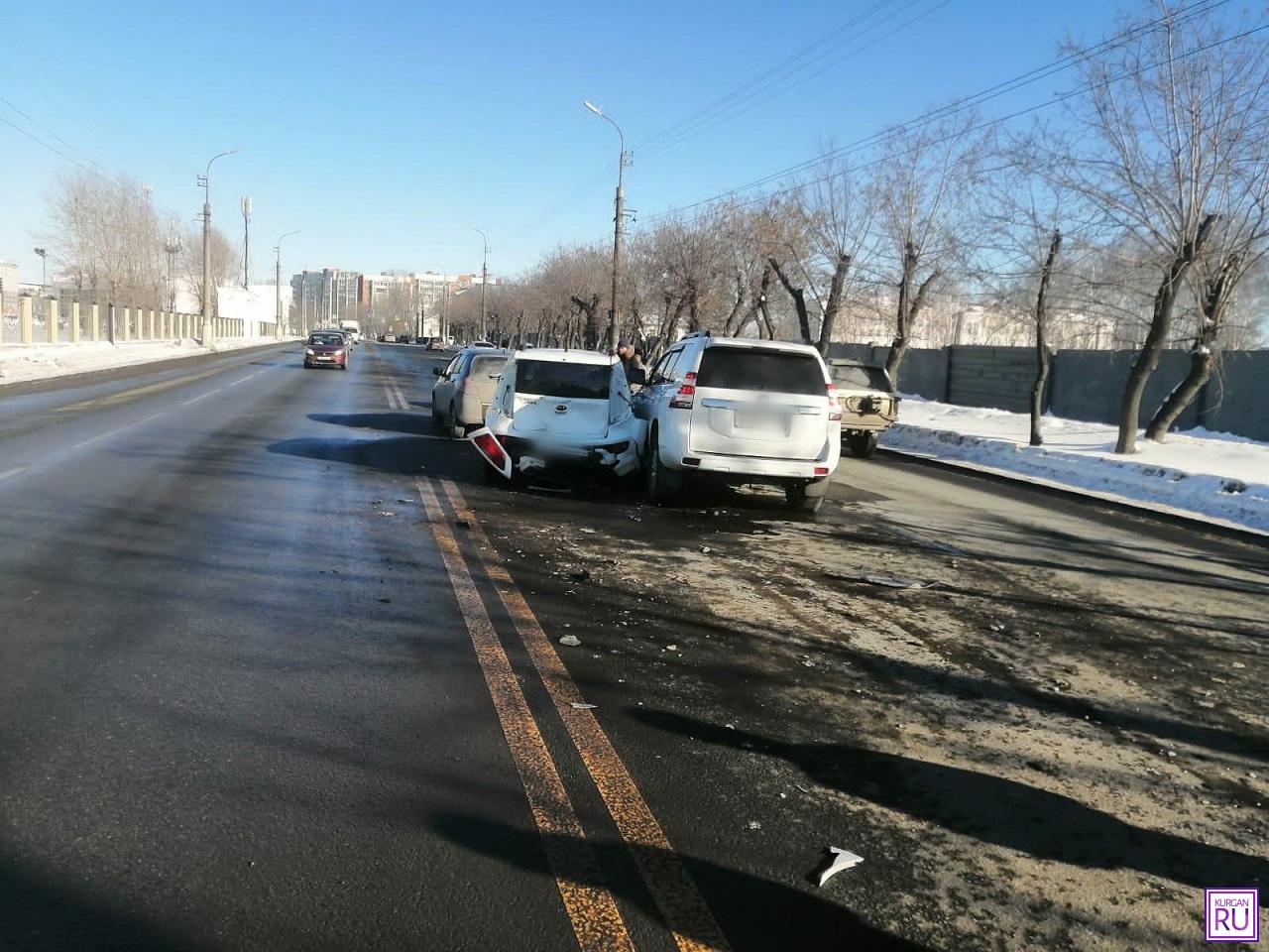 В Кургане водитель джипа устроил массовое ДТП, пострадали двое детей и их  мама