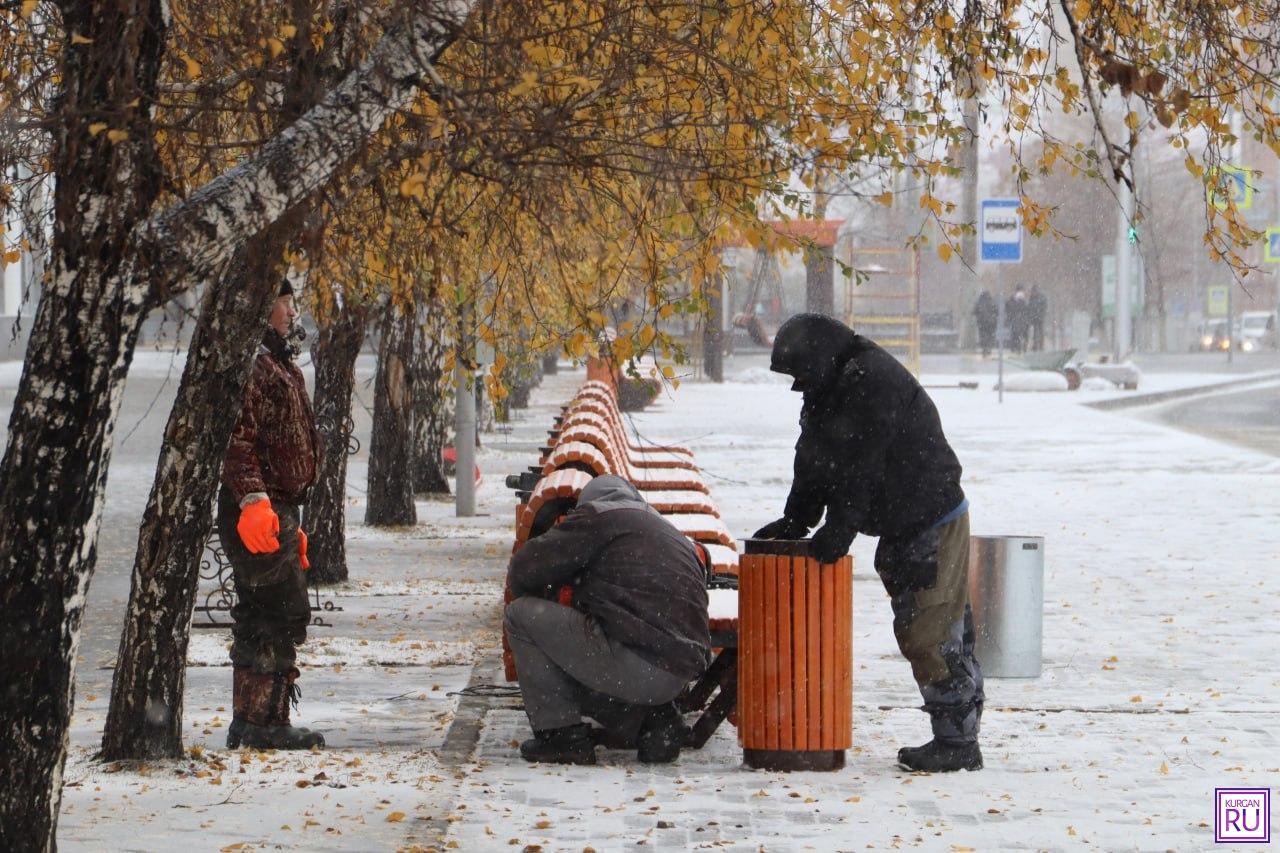 В Кургане возле торгового центра установили качели