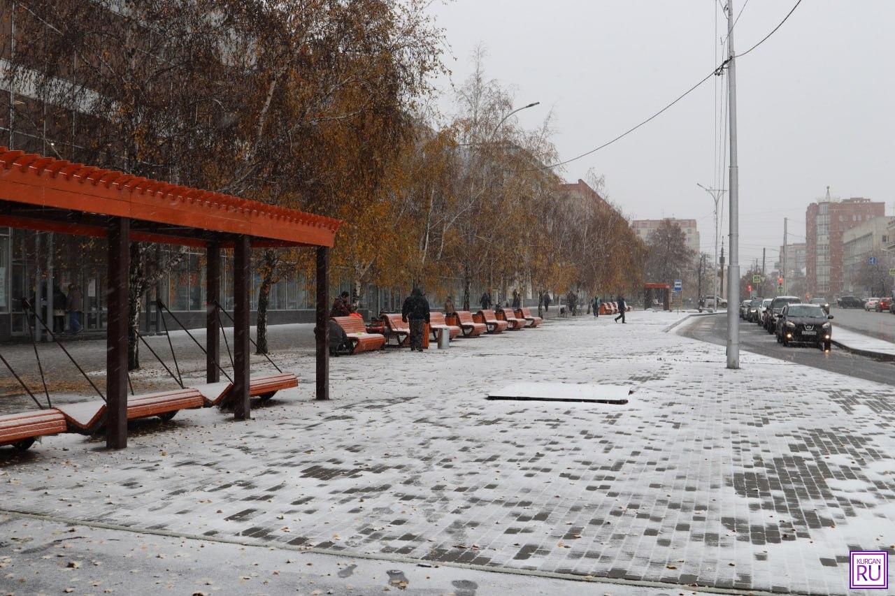 В Кургане возле торгового центра установили качели