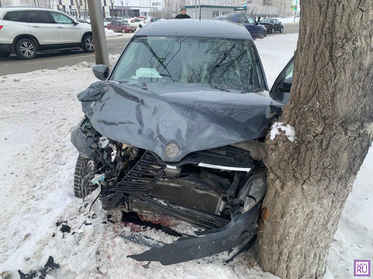 В Кургане водитель из-за столкновения с другим авто врезался в дерево