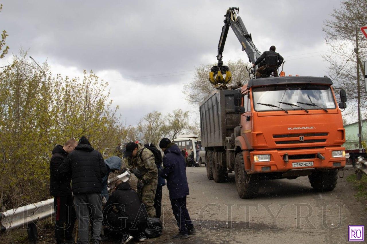 Мусор, принесенный паводком, вывозят бесплатно | 04.06.2024 | Курган -  БезФормата