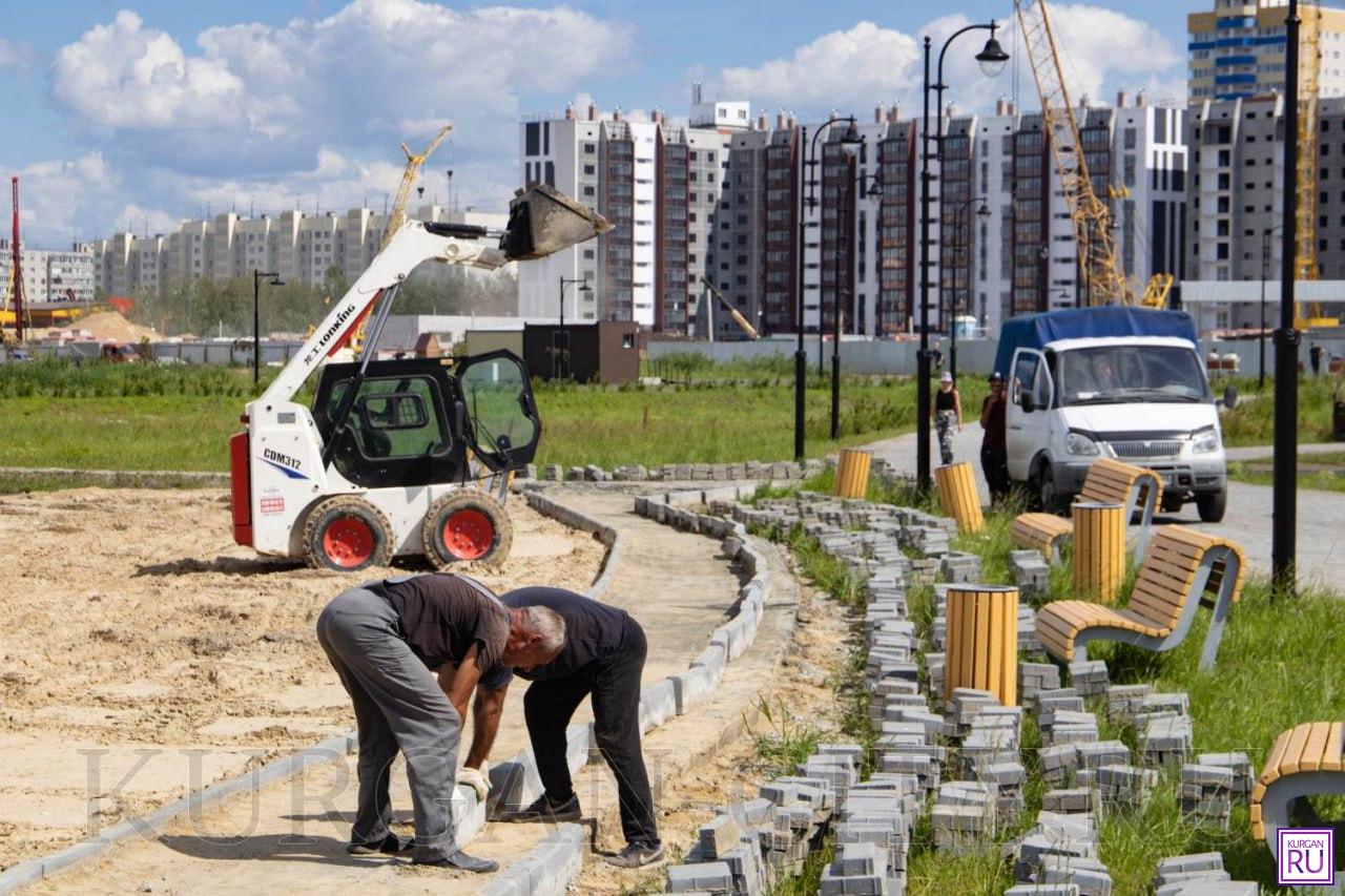 В 4-м микрорайоне Заозёрного ремонтируют парк | 10.07.2024 | Курган -  БезФормата