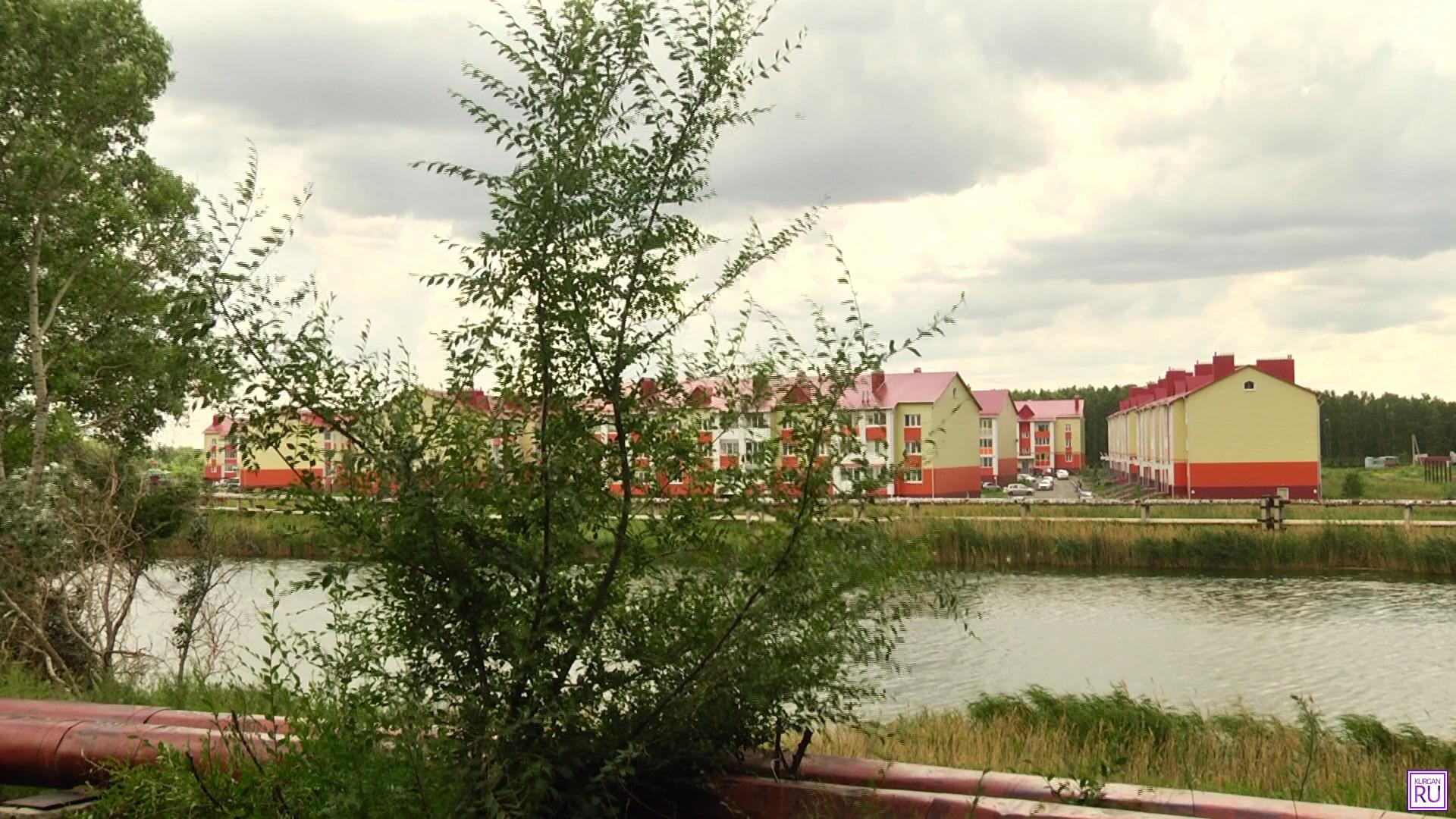 Из окон квартиры, где произошла трагедия, открывается живописный вид — река, красивый поселок, леса и бескрайнее небо. Фото Информационного агентство «KURGAN.RU».
